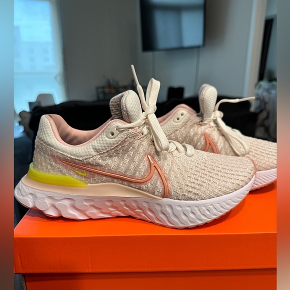 NIKE WOMENS REACT INFINITY 3 RUNNING SHOES in light pink / green color - Picture 3 of 4